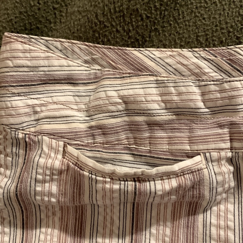 Columbia “River Resort” striped shorts. Inseam 12 inches. Size 8 - Picture 6 of 13
